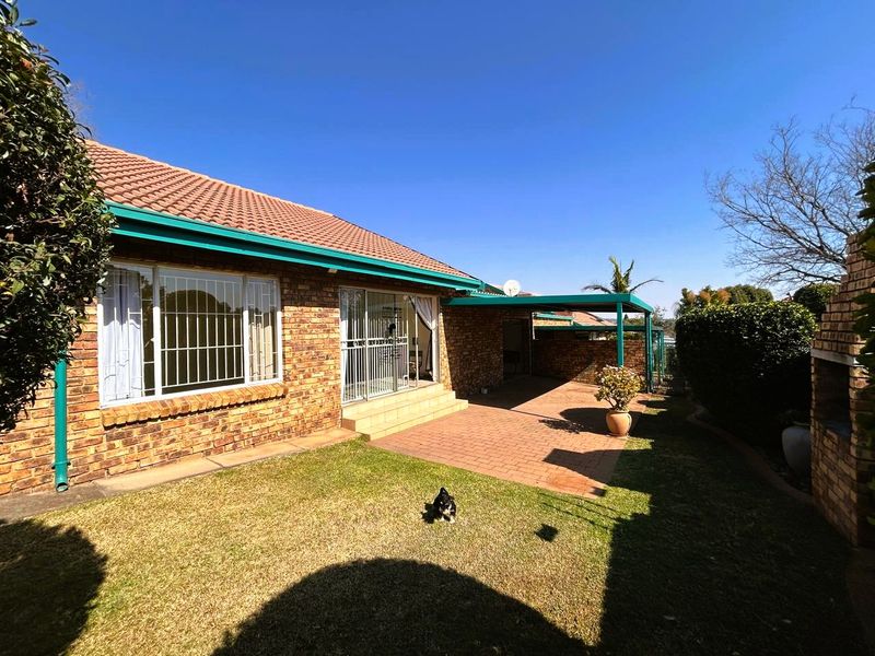 3 Bedroom 2 Bathroom Townhouse in Clubview - Photo 6