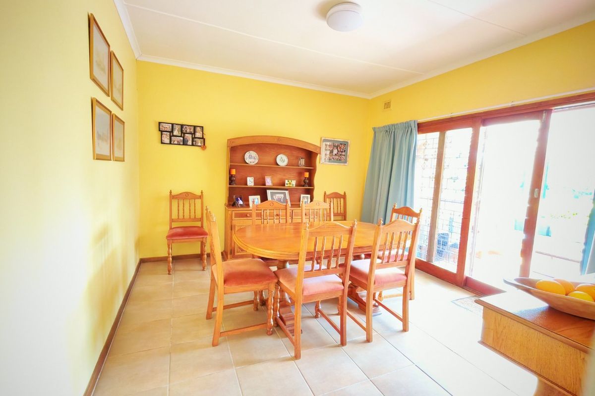4-Bedroom House for Sale in Blythedale Beach - Photo 4