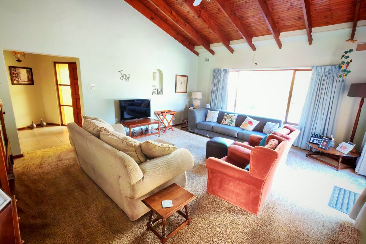 4-Bedroom House for Sale in Blythedale Beach - Photo 3
