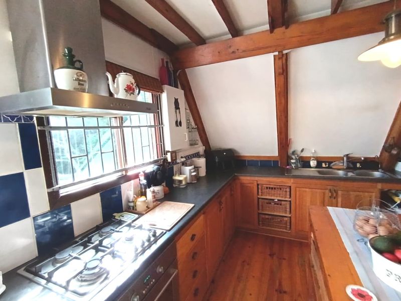 Tranquil Family Home with Flatlet, Pool & Spectacular Views - Photo 3
