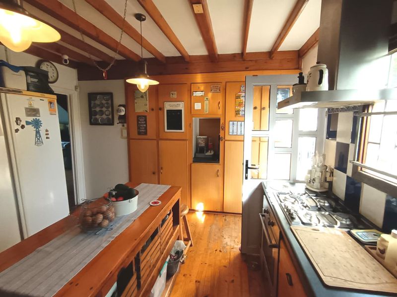 Tranquil Family Home with Flatlet, Pool & Spectacular Views - Photo 6