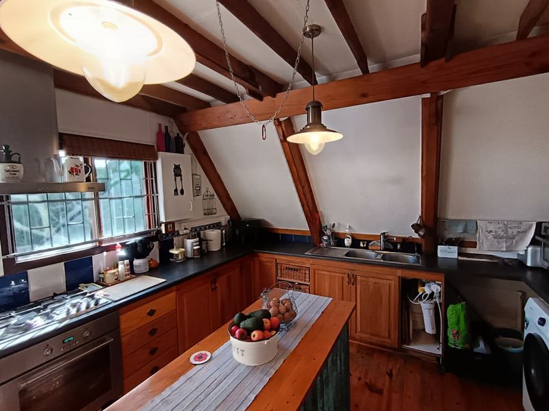 Tranquil Family Home with Flatlet, Pool & Spectacular Views - Photo 4
