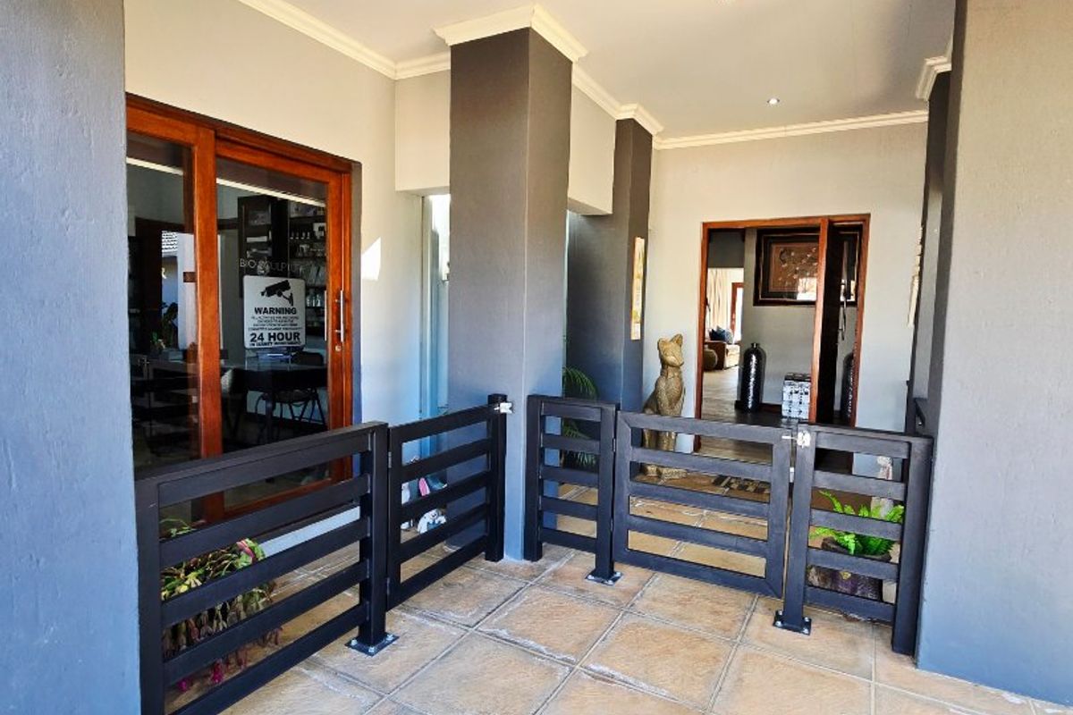 Luxury Family Estate with Exceptional Lifestyle, Space & Endless Possibilities - Photo 3