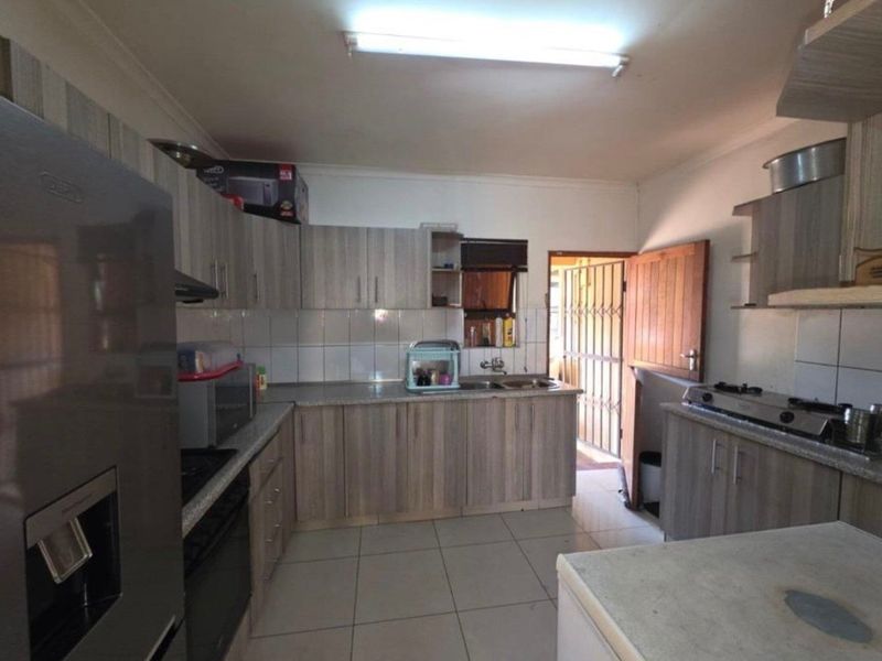 Comfort, Convenience, & Charm all in one beautiful family Home !!! - Photo 6