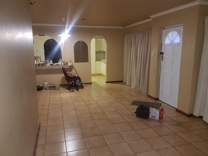 Charming Edgemead Family Home with Pool and Fibre - Photo 9