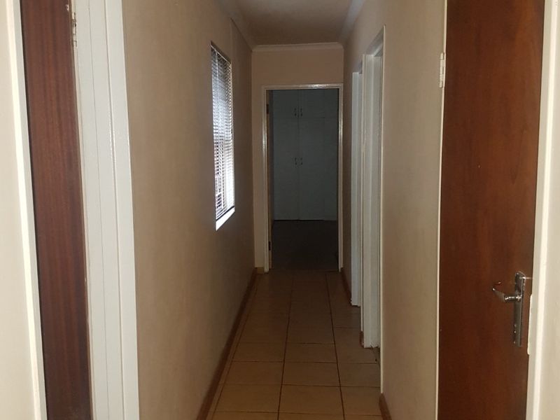 Charming Edgemead Family Home with Pool and Fibre - Photo 5
