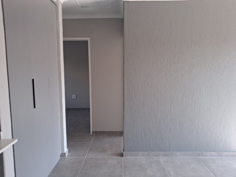 Stylish Newly Renovated 2-Bedroom Apartment for Sale - Photo 7