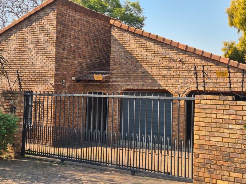 A Rare Investment with Endless Possibilities – Two Independent Homes on Separate Erven – An Outstanding Opportunity for Extended Families or Investors - Photo 3