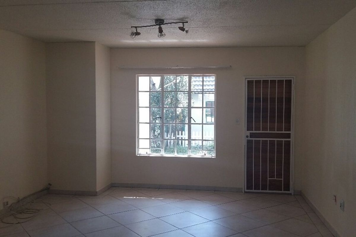 Charming 3-Bedroom Garden Townhouse – Secure, Comfortable & Move-In Ready! - Photo 4