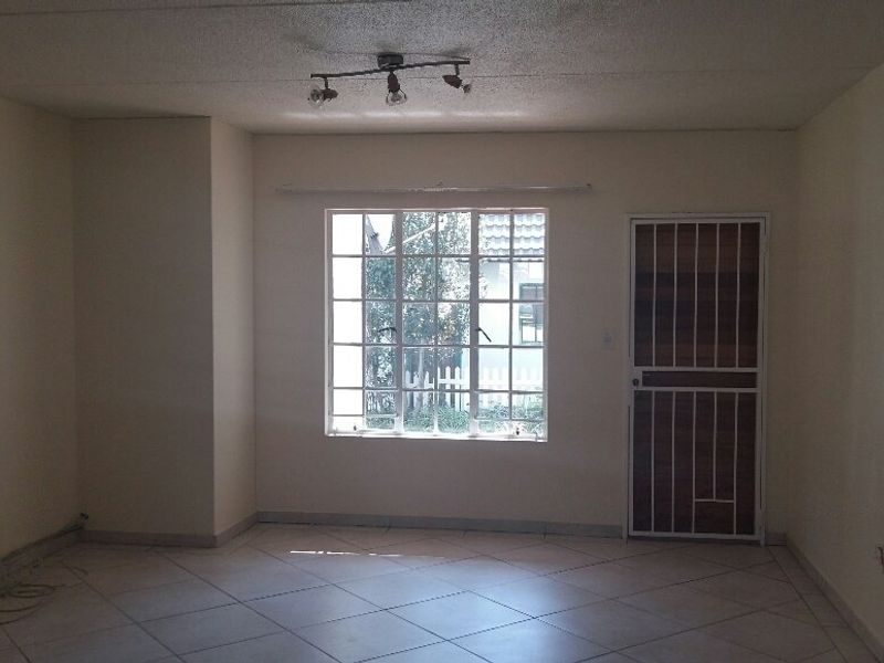 Charming 3-Bedroom Garden Townhouse – Secure, Comfortable & Move-In Ready! - Photo 4