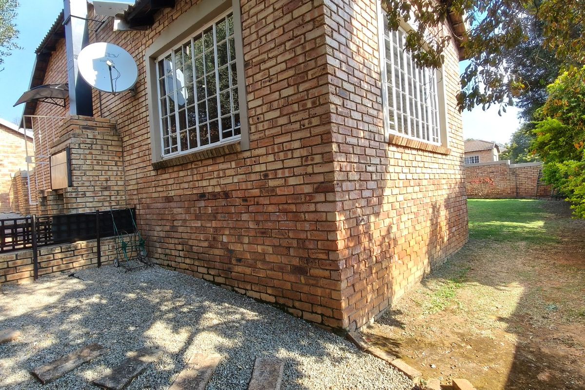 Chic Roodepoort Townhouse with Fibre and Garden - Photo 2