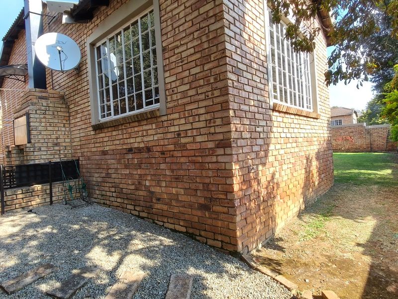 Chic Roodepoort Townhouse with Fibre and Garden - Photo 2