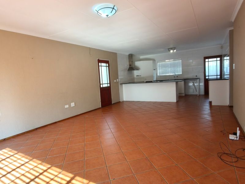 Chic Roodepoort Townhouse with Fibre and Garden - Photo 7