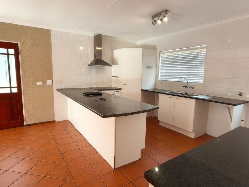Chic Roodepoort Townhouse with Fibre and Garden - Photo 5