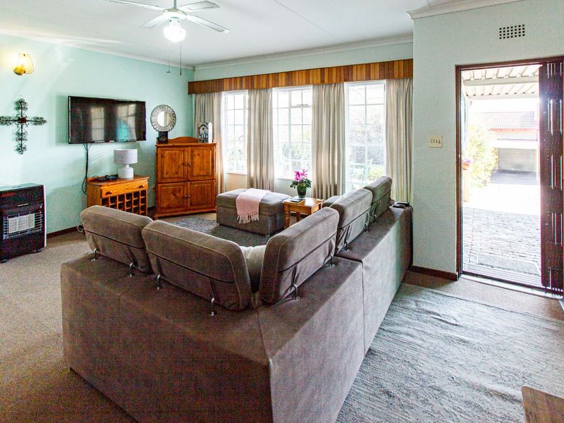Charming Helderkruin Townhouse Oasis - Photo 6
