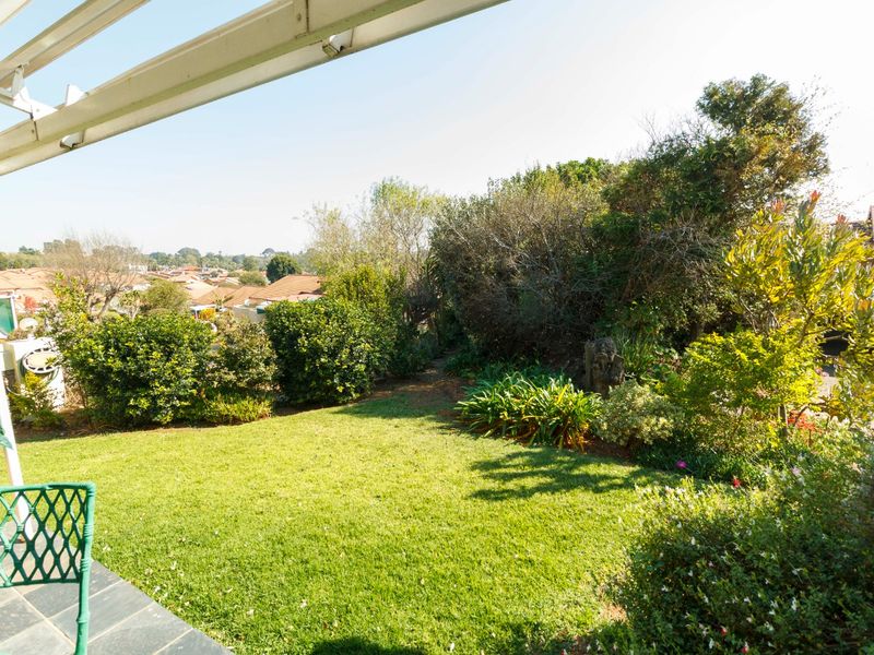 Charming Helderkruin Townhouse Oasis - Photo 3