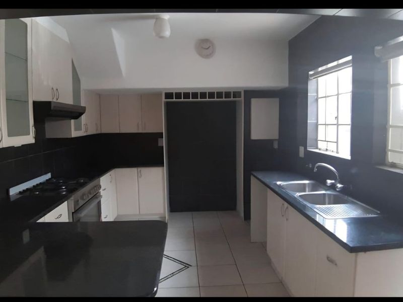 Spacious Townhouse offering lots of living space - Photo 8