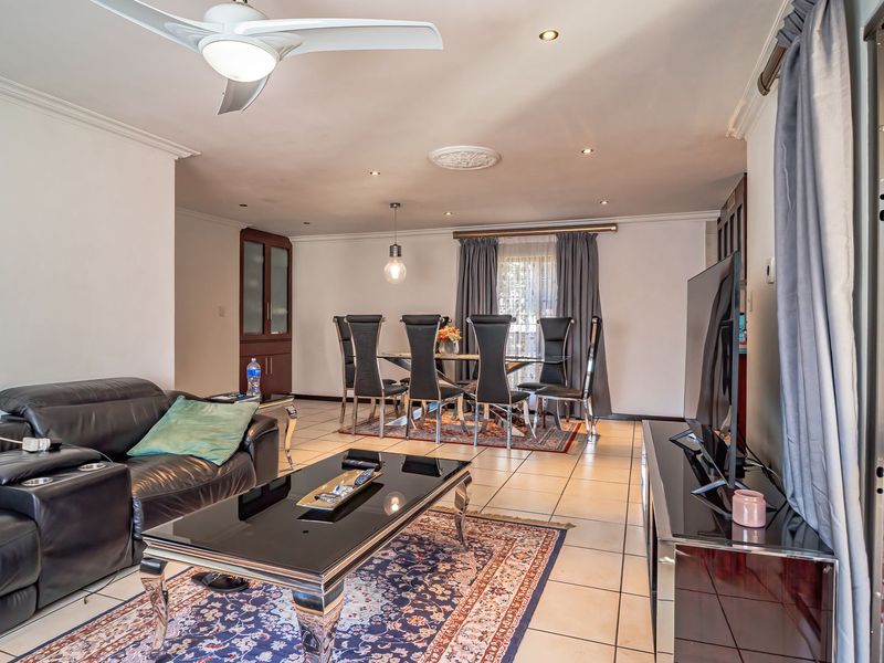 Contemporary Family Living in the Heart of Emerald Estate, Greenstone Hill - Photo 2