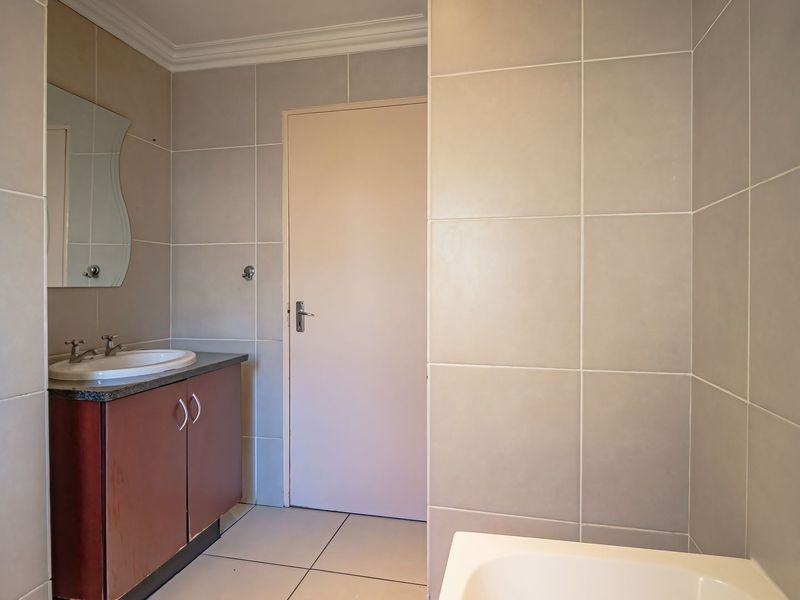 Contemporary Family Living in the Heart of Emerald Estate, Greenstone Hill - Photo 10