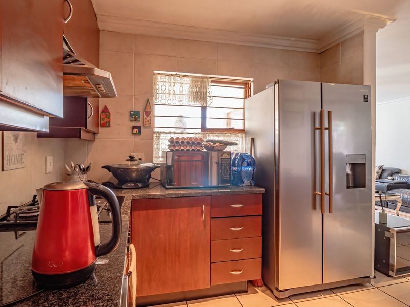Contemporary Family Living in the Heart of Emerald Estate, Greenstone Hill - Photo 9