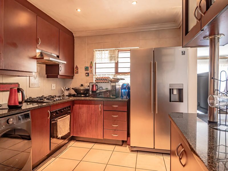 Contemporary Family Living in the Heart of Emerald Estate, Greenstone Hill - Photo 7