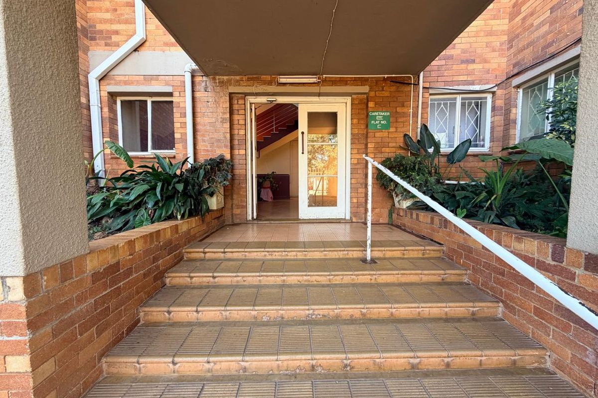 Spacious Stilfontein Apartment with secure parking - Photo 2