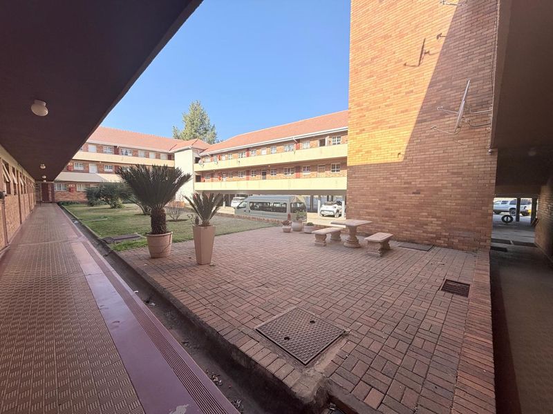Spacious Stilfontein Apartment with secure parking - Photo 8