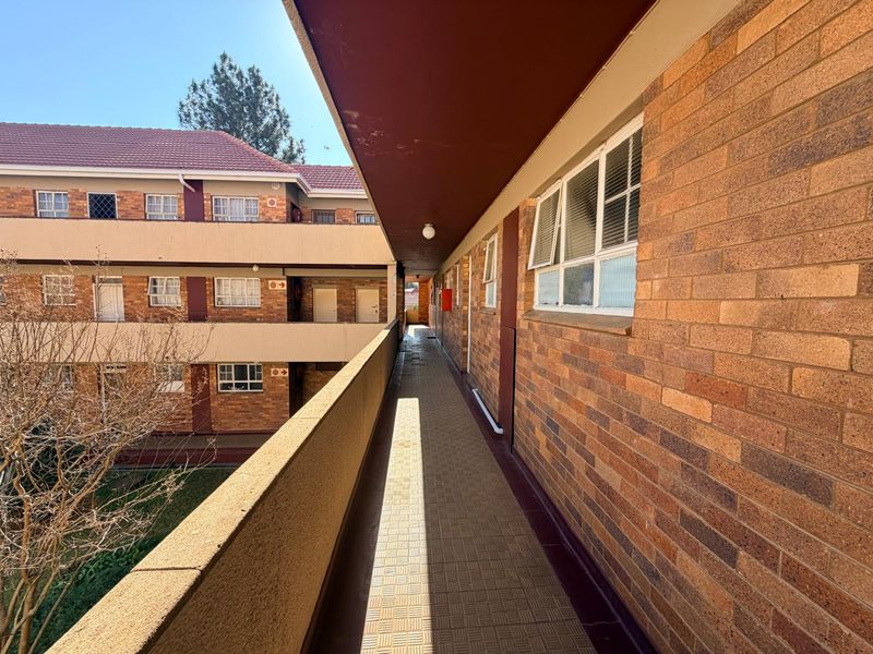 Spacious Stilfontein Apartment with secure parking - Photo 10
