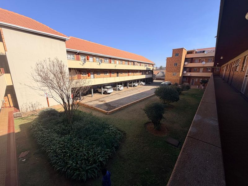 Spacious Stilfontein Apartment with secure parking - Photo 9