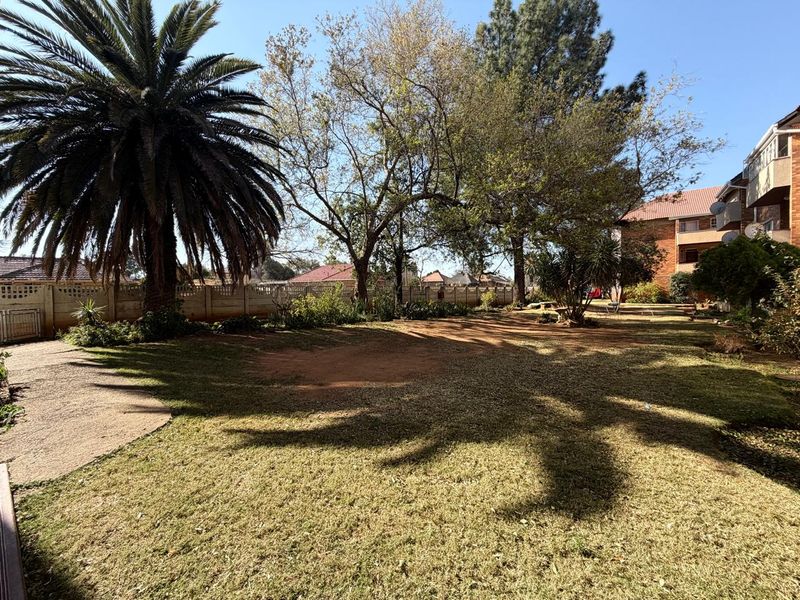 Spacious Stilfontein Apartment with secure parking - Photo 6