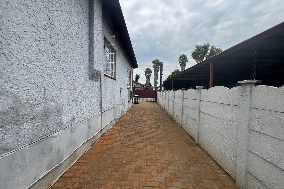3 Bedroom House To Let In Albertville, Randburg - Photo 5