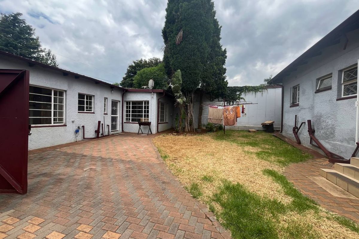 3 Bedroom House To Let In Albertville, Randburg - Photo 2