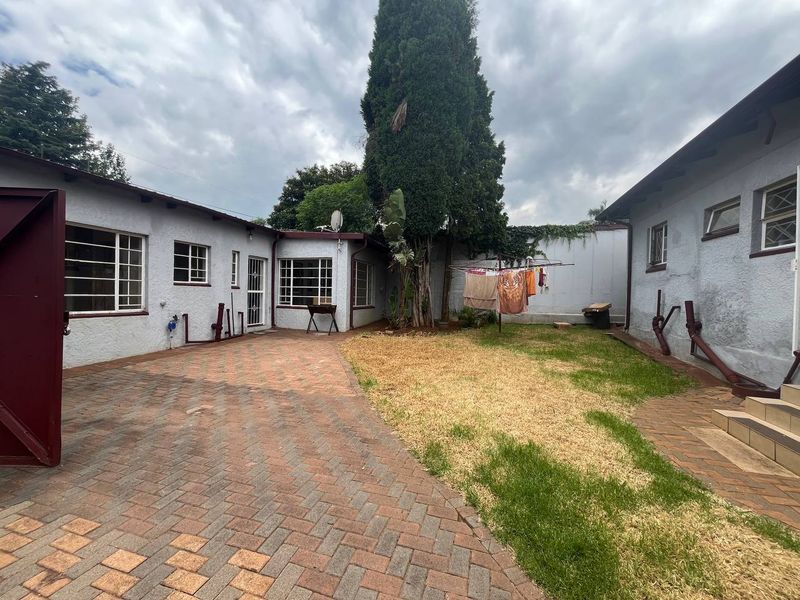 3 Bedroom House To Let In Albertville, Randburg - Photo 2