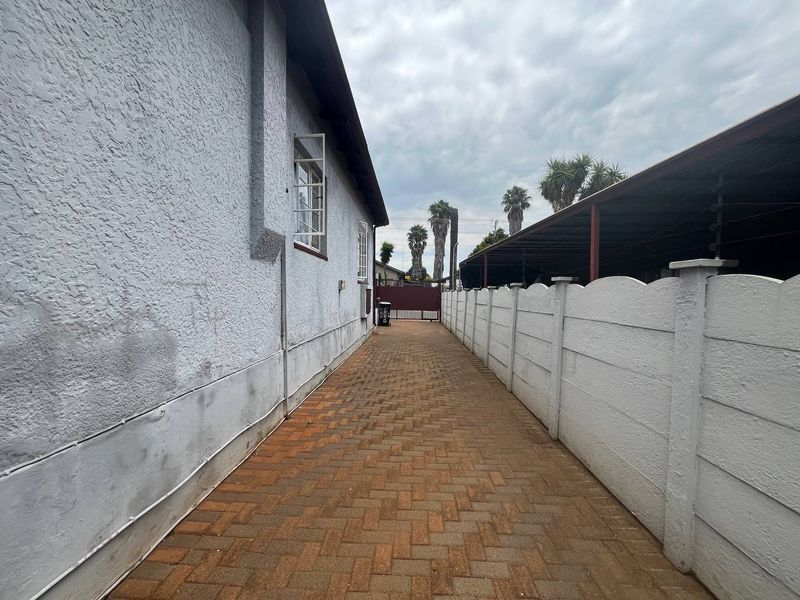 3 Bedroom House To Let In Albertville, Randburg - Photo 5
