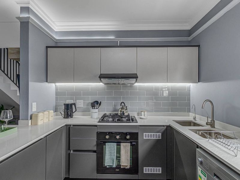Beautiful 4-Bedroom Townhouse for Rent – Available 1 August - Photo 3