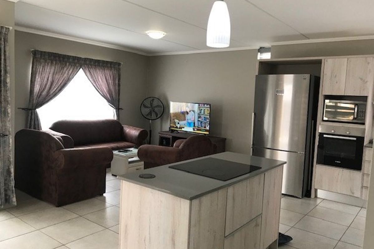 3 Bedroom Duplex FOR SALE in Rooihuiskraal North - Photo 5