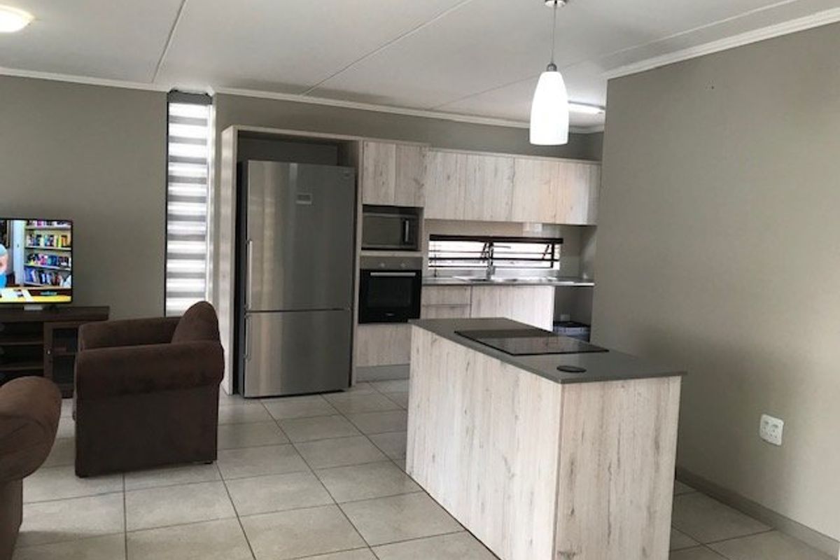 3 Bedroom Duplex FOR SALE in Rooihuiskraal North - Photo 4