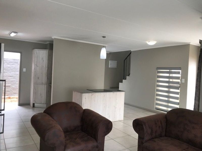 3 Bedroom Duplex FOR SALE in Rooihuiskraal North - Photo 7