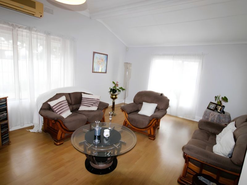 Pristine Older Home with Exceptional Versatility & Flatlet Discover Timeless Elegance and Endless Possibility - Photo 4