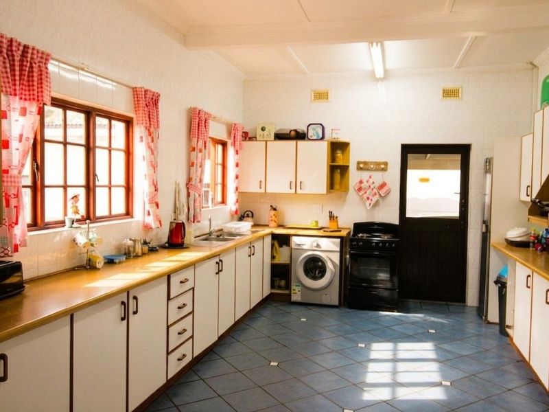 Pristine Older Home with Exceptional Versatility & Flatlet Discover Timeless Elegance and Endless Possibility - Photo 4