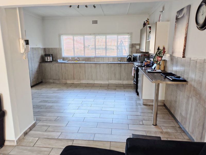 3 Bedroom Family home with open plan living in Duncanville - Photo 3