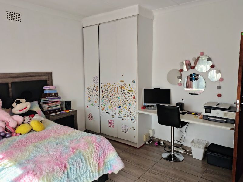 3 Bedroom Family home with open plan living in Duncanville - Photo 10