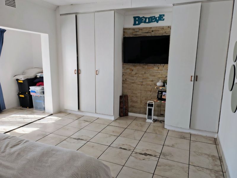 3 Bedroom Family home with open plan living in Duncanville - Photo 8
