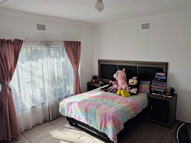 3 Bedroom Family home with open plan living in Duncanville - Photo 9