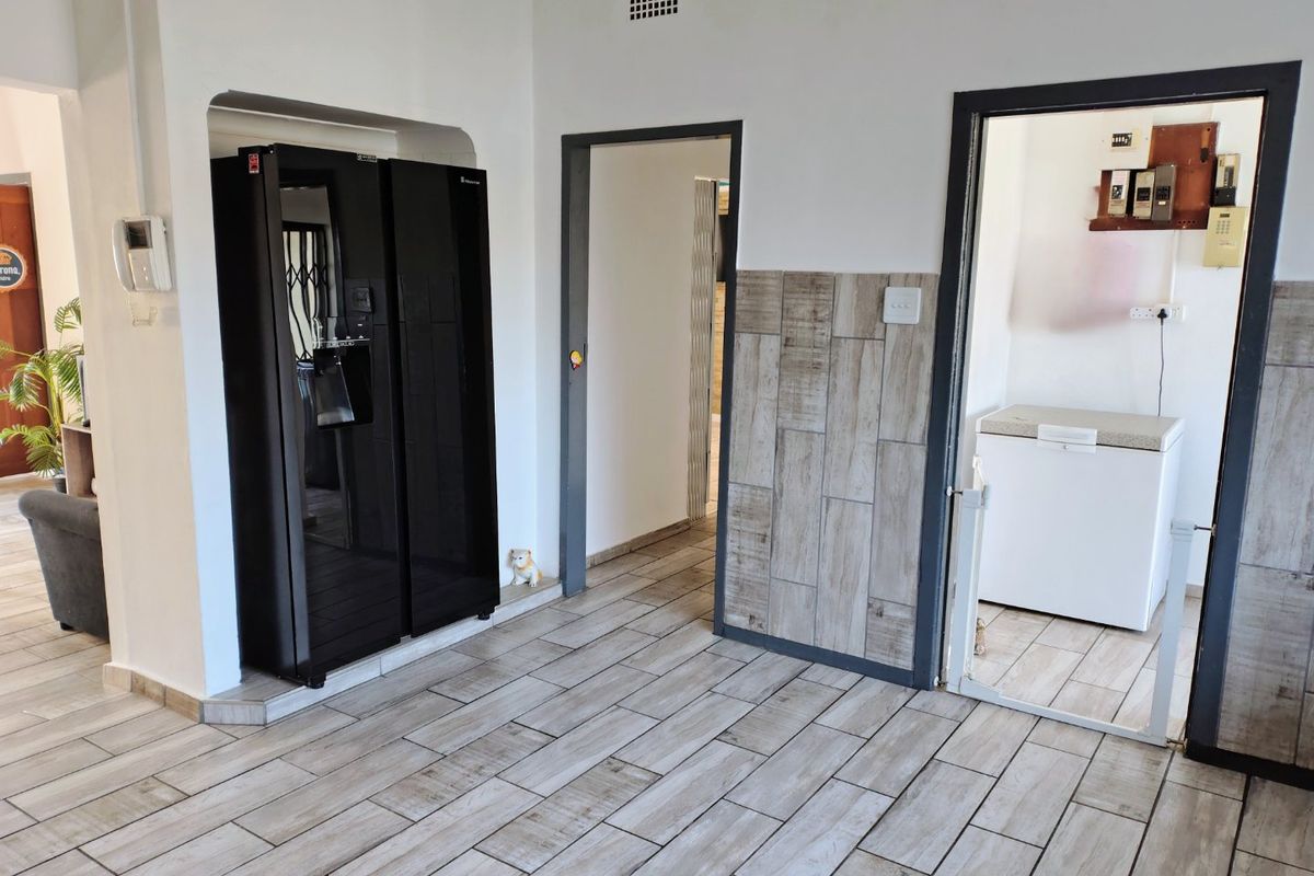 3 Bedroom Family home with open plan living in Duncanville - Photo 4