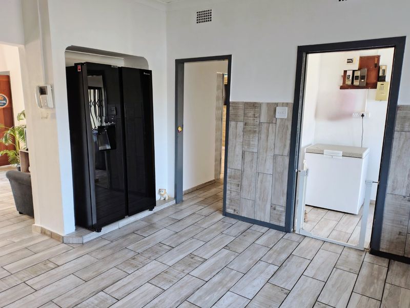 3 Bedroom Family home with open plan living in Duncanville - Photo 4