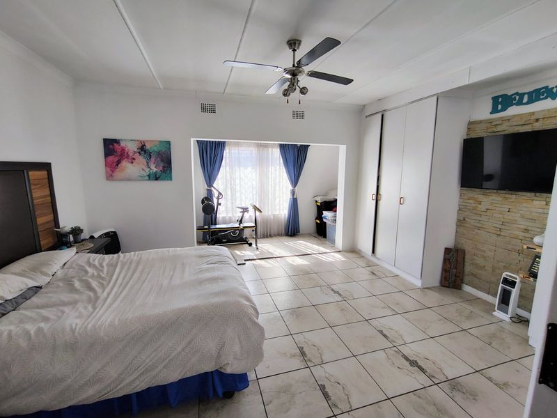 3 Bedroom Family home with open plan living in Duncanville - Photo 7