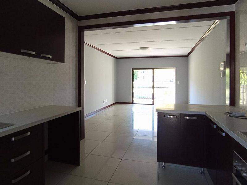 Modern 2 Bedroom Apartment with Garden Views in Rosa Royale, Summerset - Photo 2