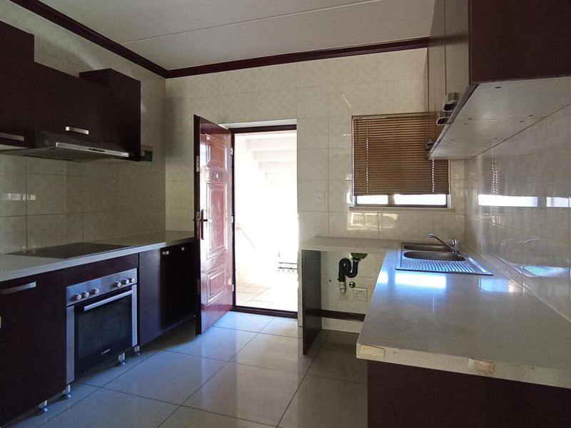 Modern 2 Bedroom Apartment with Garden Views in Rosa Royale, Summerset - Photo 3