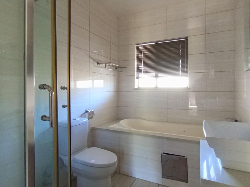 Modern 2 Bedroom Apartment with Garden Views in Rosa Royale, Summerset - Photo 6